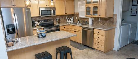 Réfrigérateur, four à micro-ondes, un four, surface de cuisson