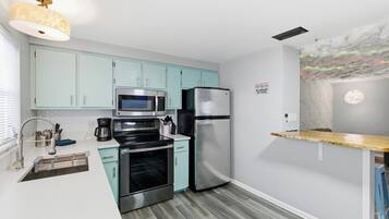 Refrigerador, microondas, horno y parrilla de estufa