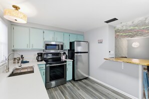 Refrigerador, microondas, horno y parrilla de estufa 