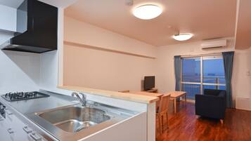 Kondominium Keluarga, 3 kamar tidur, dapur, tepi laut | Dapur pribadi | Lemari es besar, microwave, kompor, dan lemari pembeku