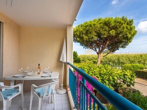Outdoor dining - Le Domaine d'Azur by Interhome (Le Lavandou)