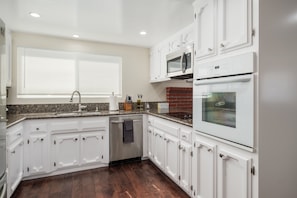 Køleskab, mikrobølgeovn, ovn, kogeplade