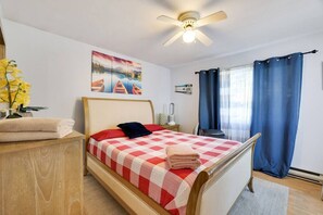 3 bedrooms, desk, iron/ironing board, travel crib