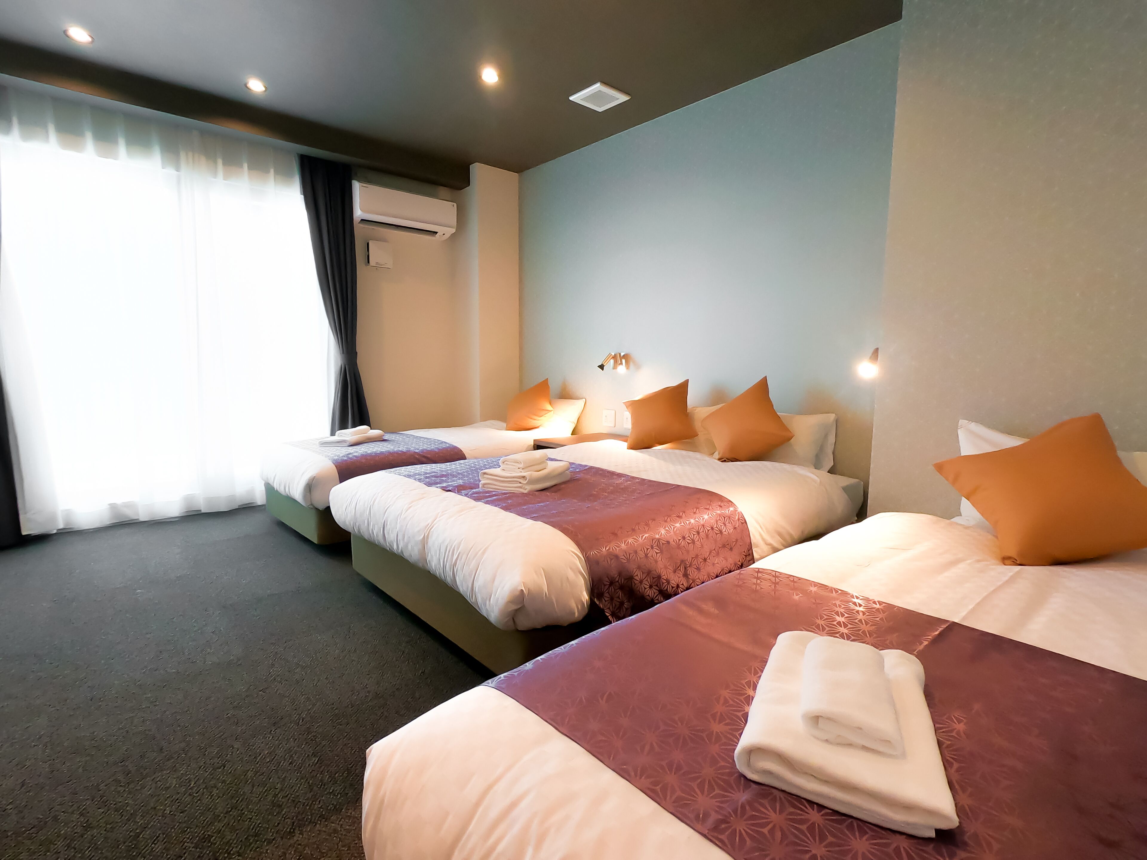 1 bedroom, desk, laptop workspace, soundproofing