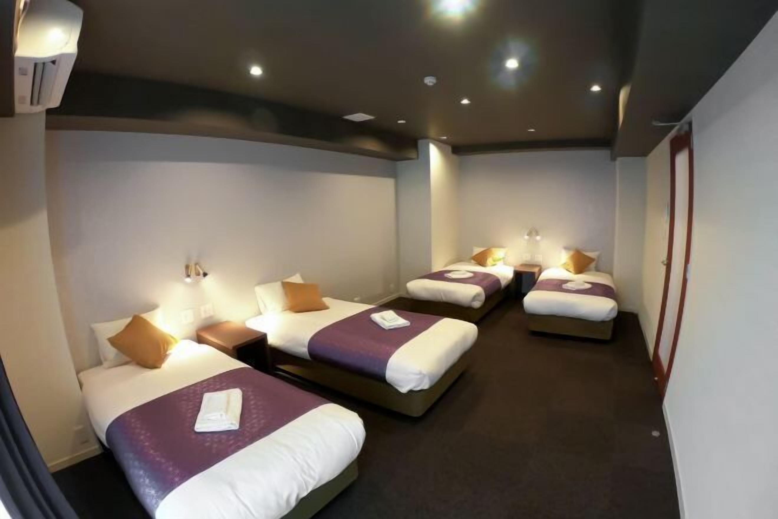 1 多间卧室、办公桌、笔记本电脑工作区、隔音