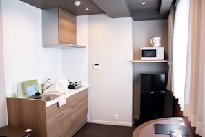 Superior Apartment | Private kitchen | Fridge, microwave, electric kettle, cookware/dishes/utensils