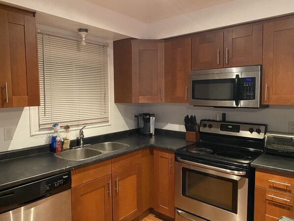 Réfrigérateur, four à micro-ondes, un four, surface de cuisson