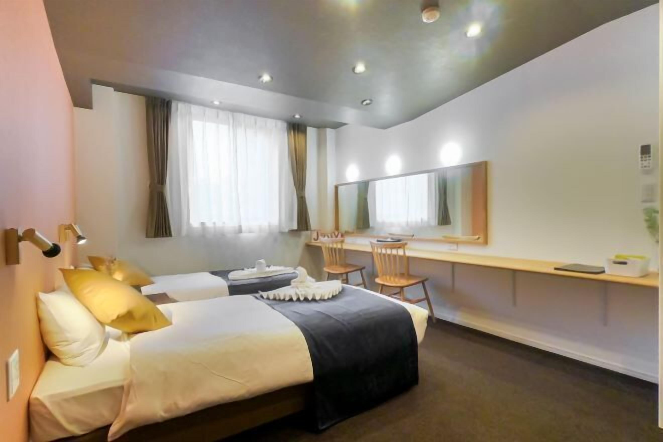 Escritorio, espacio para trabajar con laptop y cortinas blackout 