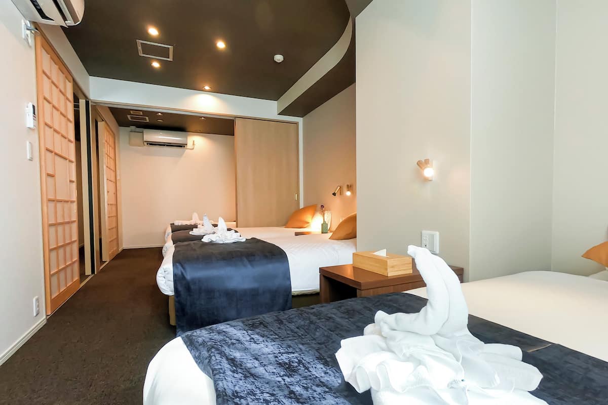 Family Suite | Desk, laptop workspace, blackout drapes, soundproofing