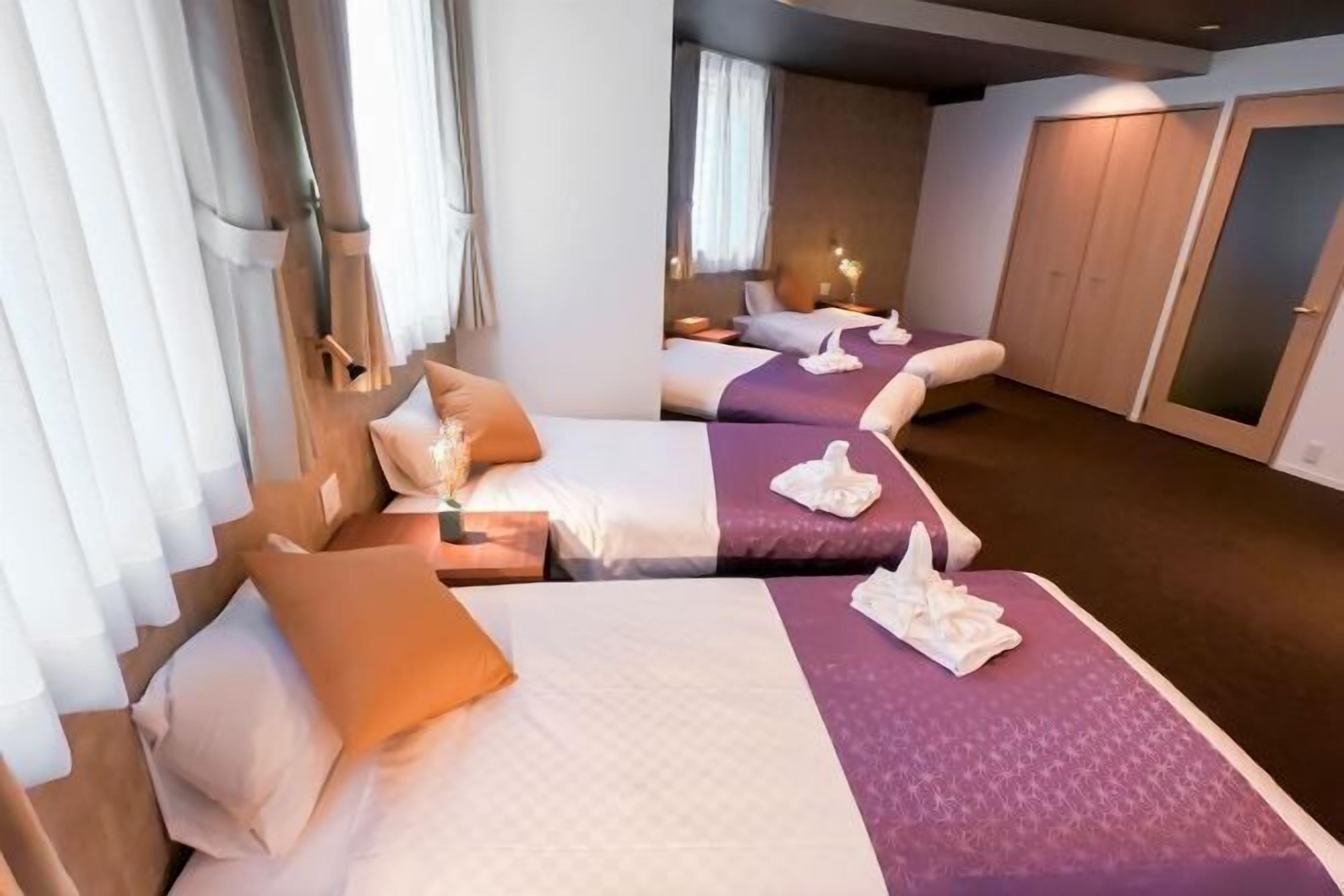 Escritorio, espacio para trabajar con laptop y cortinas blackout 