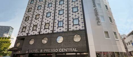 Vista frontal de la propiedad