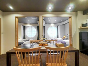 Exclusive Suite | Desk, laptop workspace, blackout drapes, soundproofing