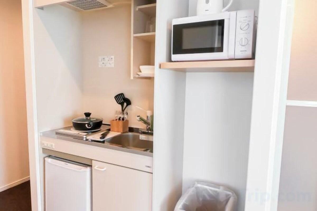 Private kitchen | Fridge, microwave, cookware/dishes/utensils