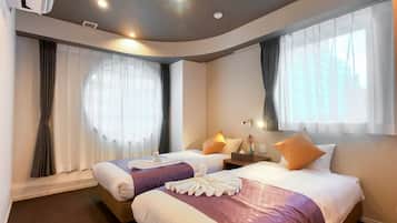 Exclusive Suite | Desk, laptop workspace, blackout drapes, soundproofing