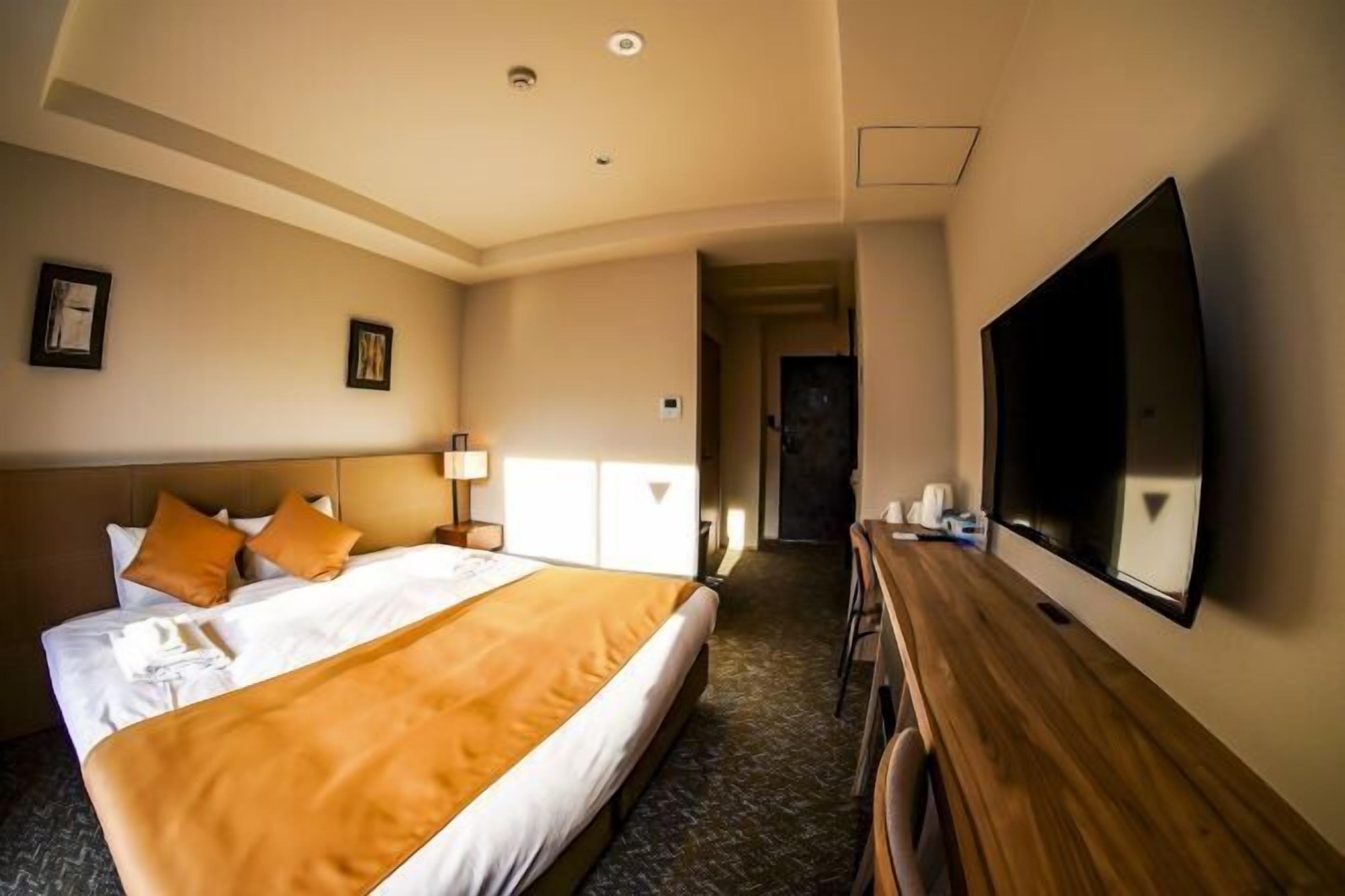 低刺激性寝具、デスク、ノートパソコン用作業スペース、防音設備