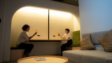 Suíte luxo | Roupas de cama antialérgicas, escrivaninha