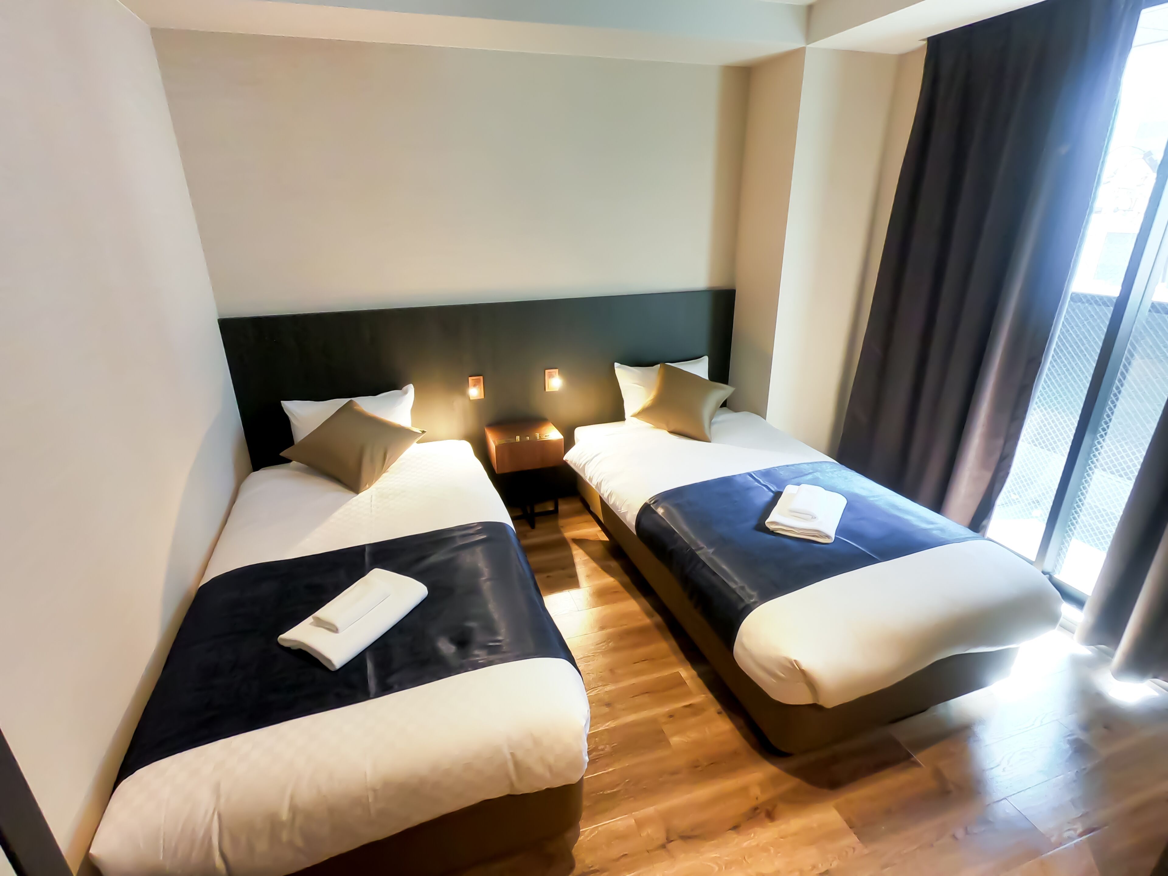 superior apartment | hypo-allergenic bedding, desk, laptop workspace, soundproofing