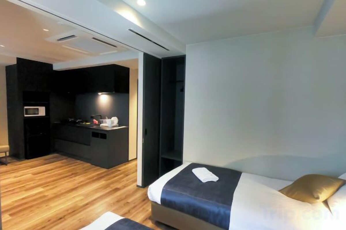 Desk, laptop workspace, soundproofing, WiFi (free)