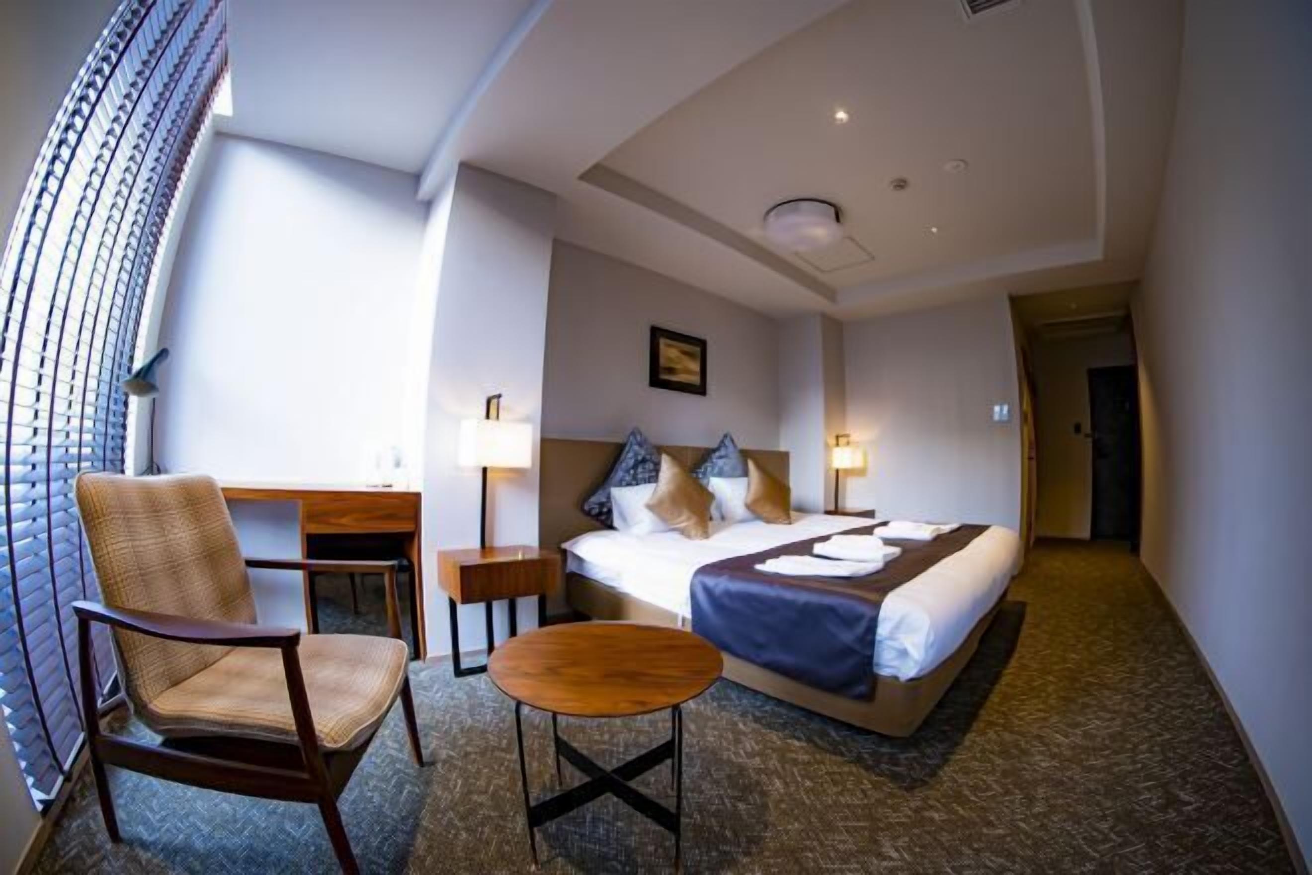 低刺激性寝具、デスク、ノートパソコン用作業スペース、防音設備