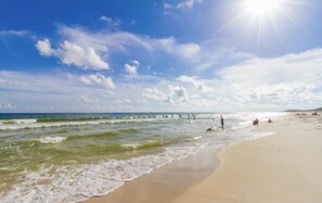 Plage, chaises longues