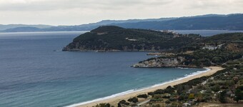 Lovely comfortable apartment on a hill by the sea