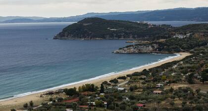 Lovely comfortable apartment on a hill by the sea