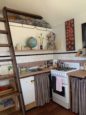 Frigorífico, microondas, horno y placa de cocina