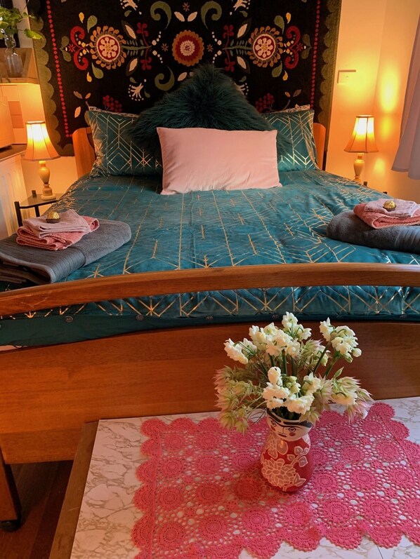 1 dormitorio, tabla de planchar con plancha, wifi y ropa de cama