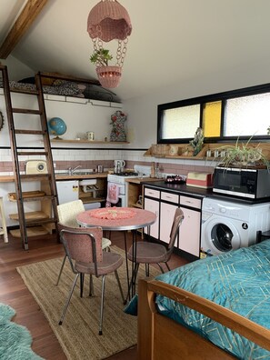 Réfrigérateur, micro-ondes, four, plaque de cuisson