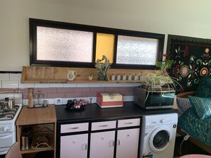 Frigorífico, microondas, horno y placa de cocina