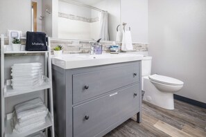 Suihkun ja ammeen yhdistelmä, hiustenkuivaaja, pyyhkeet