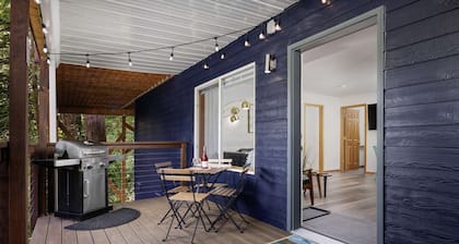 Forested Quiet Retreat, Pet Friendly, Private Patio, BBQ, Near Parks, Zoo, 5 Mins to Pearl District