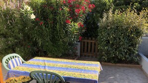 Outdoor dining - Villa in quiet residence (Le Barcarès)
