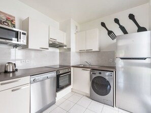 Jääkaappi, mikroaaltouuni, uuni, astianpesukone