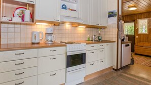 Een koelkast, een microgolfoven, een vaatwasser