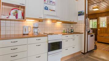 Fridge, microwave, dishwasher, cookware/dishes/utensils