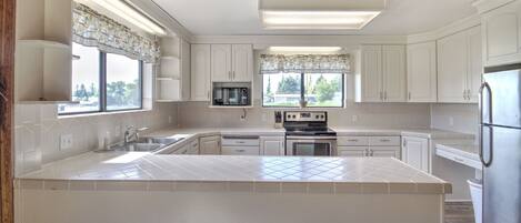 Kühlschrank, Mikrowelle, Ofen, Herdplatte