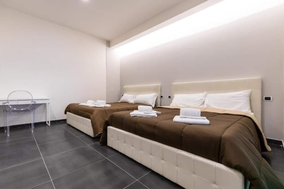 Chambre Quadruple Deluxe | Bureau, chambres insonorisées, lits bébé (gratuits), Wi-Fi gratuit