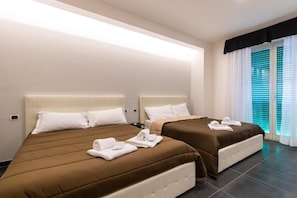 Deluxe-Vierbettzimmer | Schreibtisch, schallisolierte Zimmer, kostenlose Babybetten