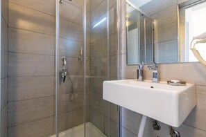 Deluxe Quadruple Room | Bathroom | Shower, hair dryer, bidet, towels - Venere Bellevue (Naples)