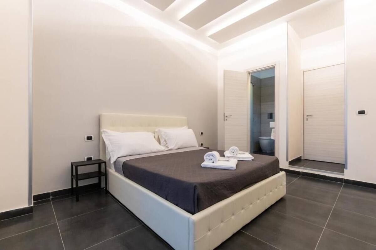 Classic Room | Desk, soundproofing, cribs (free), WiFi (free)