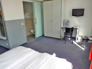 1 bedroom, desk, travel cot, WiFi