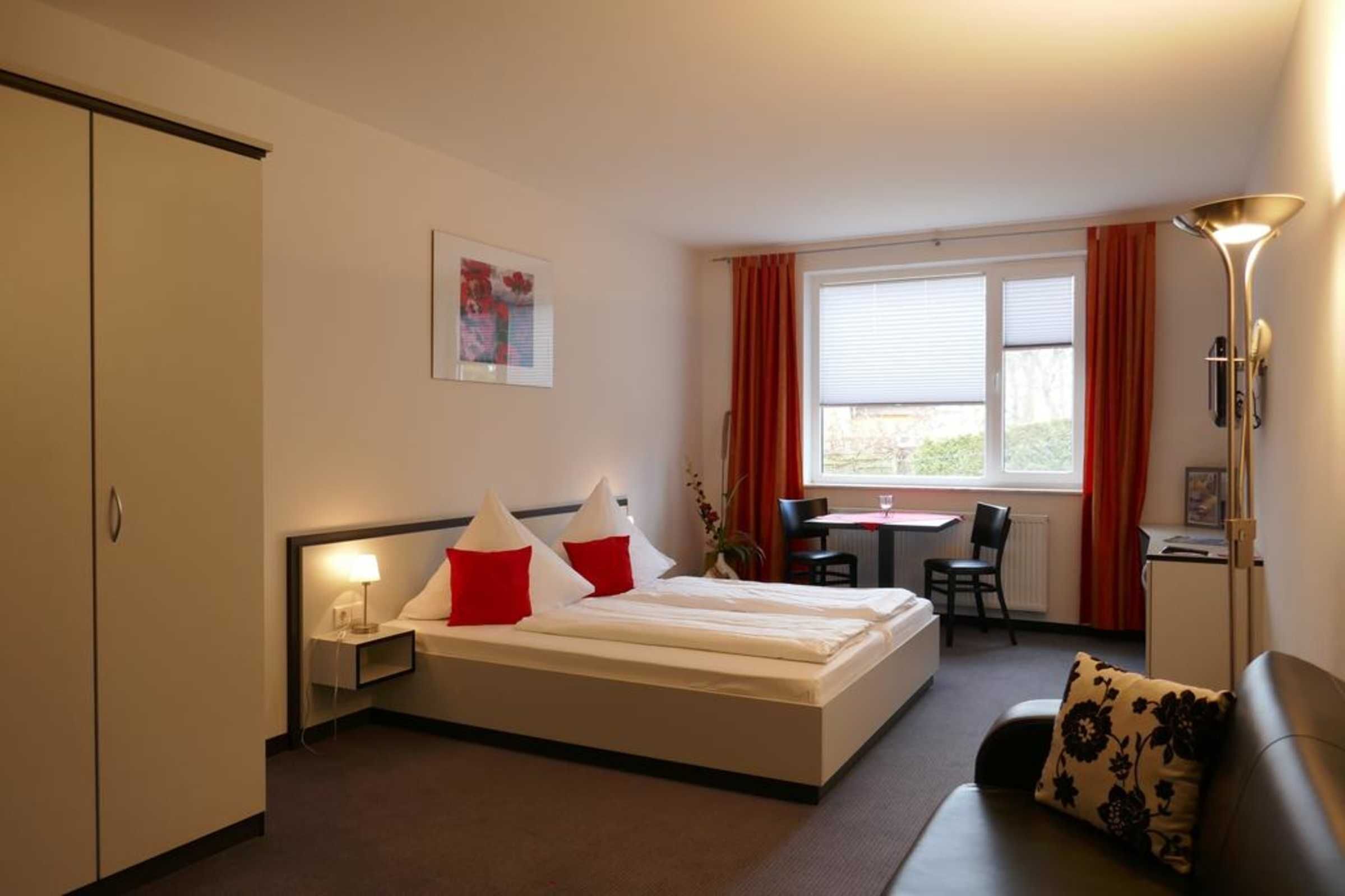 1 bedroom, desk, travel crib, WiFi