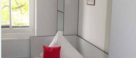 1 makuuhuone, työpöytä, Wi-Fi, vuodevaatteet