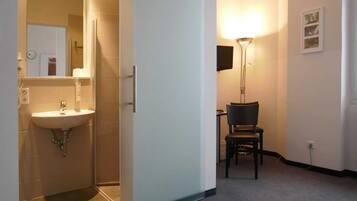 Ducha, secador de pelo, toallas, jabón