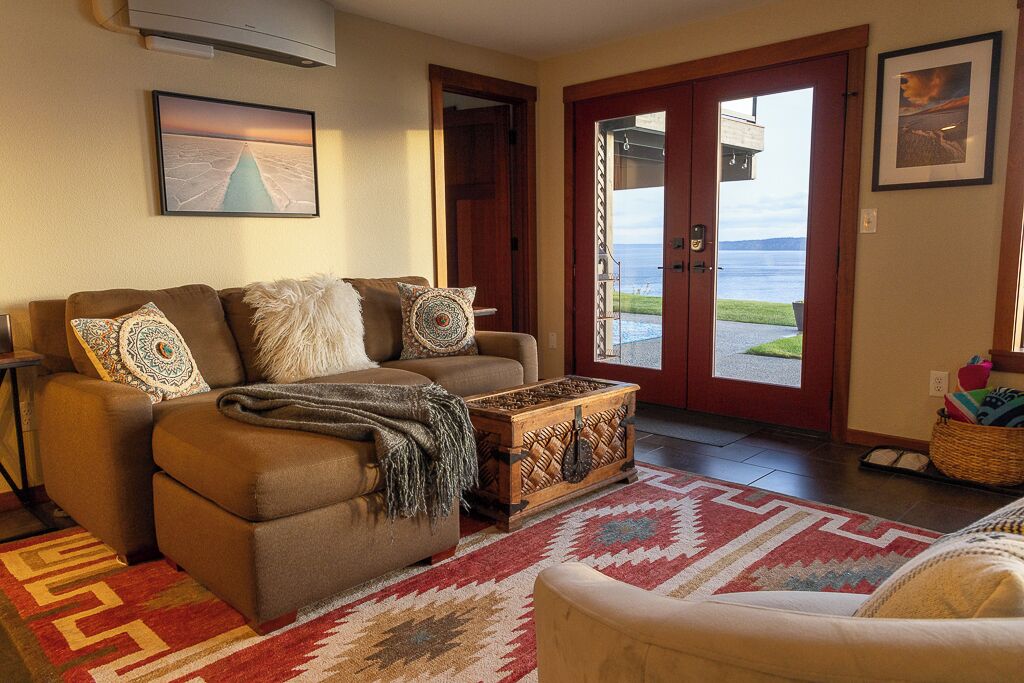 Smart TV, fireplace, DVD player, books