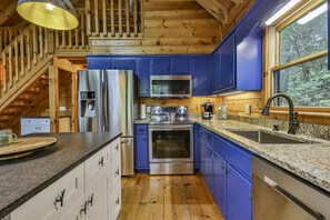 Fridge, oven, stovetop, dishwasher