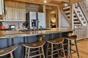 Kjøleskap, ovn, kokeplater og oppvaskmaskin