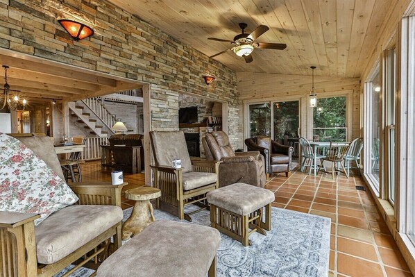 Smart TV, fireplace