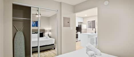 1 slaapkamer, een bureau, een strijkplank/strijkijzer, gratis wifi